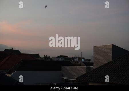 Il tetto di una casa minimalista con un cielo al tramonto Foto Stock