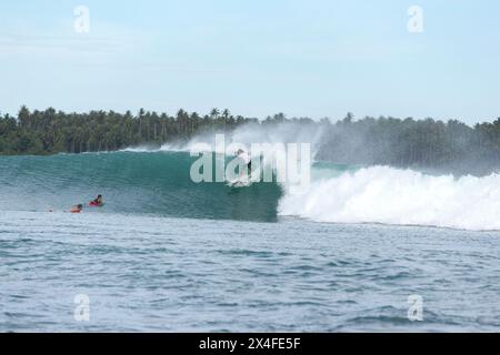 Surf a Nias Island, Sumatra settentrionale, Indonesia Foto Stock