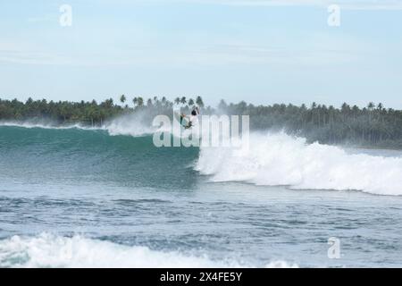 Surf a Nias Island, Sumatra settentrionale, Indonesia Foto Stock