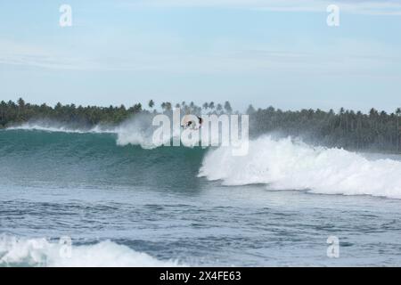 Surf a Nias Island, Sumatra settentrionale, Indonesia Foto Stock