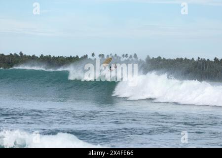 Surf a Nias Island, Sumatra settentrionale, Indonesia Foto Stock