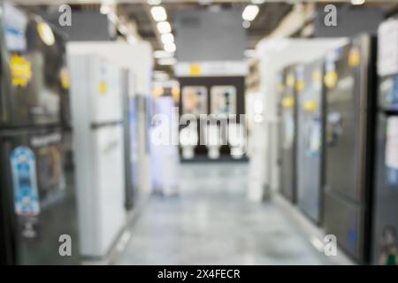 riga astratta di sfocatura del frigorifero sullo sfondo del negozio elettronico Foto Stock