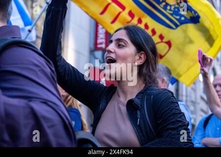 New York, Stati Uniti. 2 maggio 2024. Una donna grida a sostegno di Israele. Le tensioni aumentano mentre i manifestanti pro-palestinesi alla New School di New York si incontrano con i contro-manifestanti pro-Israele. L'organizzazione New School Students for Justice in Palestine ha istituito un accampamento all'interno dell'edificio della scuola 11 giorni fa, chiedendo alla scuola di rivelare e cedere qualsiasi legame finanziario con Israele. (Foto di Syndi Pilar/SOPA Images/Sipa USA) credito: SIPA USA/Alamy Live News Foto Stock