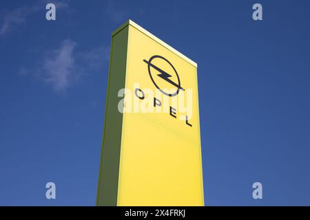 Bordeaux , Francia - 04 29 2024 : testo e logo del marchio Opel e marchio di automobili concessionaria Foto Stock