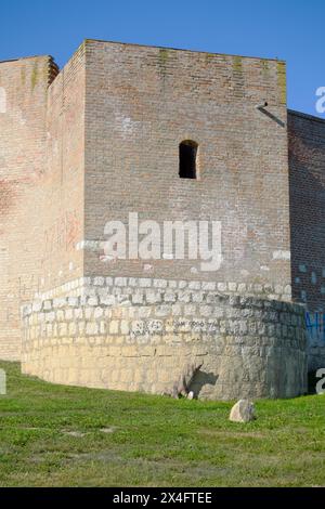 Un bastione della Fortezza Sabac lungo la passeggiata del fiume Saba, nella Serbia settentrionale Foto Stock