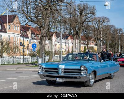 Sfilata di auto d'epoca che celebra la primavera il primo maggio 2024 a Norrköping, Svezia Foto Stock