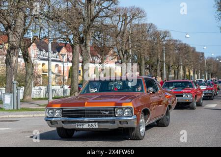 Sfilata di auto d'epoca che celebra la primavera il primo maggio 2024 a Norrköping, Svezia Foto Stock