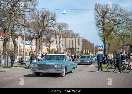 Sfilata di auto d'epoca che celebra la primavera il primo maggio 2024 a Norrköping, Svezia Foto Stock