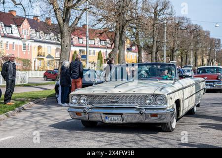 Sfilata di auto d'epoca che celebra la primavera il primo maggio 2024 a Norrköping, Svezia Foto Stock