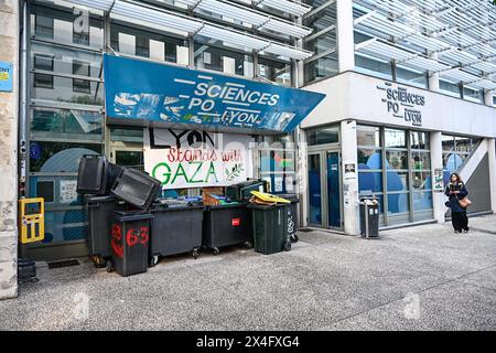 Francia. 3 maggio 2024. © PHOTOPQR/LE PROGRES/JOEL PHILIPPON - 03/05/2024 - - Blocage de Science po Lyon en soutien a la Palestine Lyon, Francia, 3 maggio 2024 blocco delle Sciences po (scuola politica) a sostegno del popolo palestinese crediti: MAXPPP/Alamy Live News Foto Stock