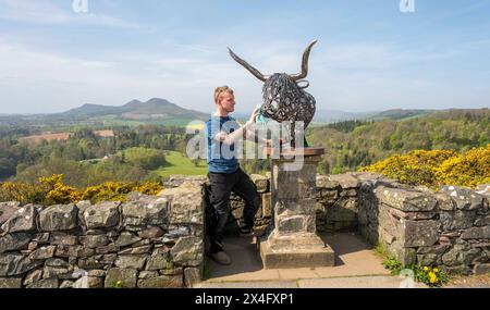 Scottish Borders, Regno Unito. 2 maggio 2024. 2 maggio 2024 Meteo, Arti Brandon Beck è un fabbro di successo con sede negli Scottish Borders, ma anche uno scultore di talento. Nella foto, con la sua ultima creazione di un drammatico busto di una mucca delle Highland realizzato con ferro di cavallo forgiato e rimodellato. Le sue opere saranno esposte alla mostra d'arte Art in Antrim, che si tiene questo fine settimana festivo ad Ancrum, negli Scottish Borders. Nella foto, si indossano i ritocchi finali prima che i lavori si svolgano alla mostra di questo fine settimana ad Ancrum. Crediti immagine: phil wilkinson/Alamy Live News Foto Stock