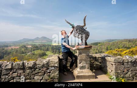 Scottish Borders, Regno Unito. 2 maggio 2024. 2 maggio 2024 Meteo, Arti Brandon Beck è un fabbro di successo con sede negli Scottish Borders, ma anche uno scultore di talento. Nella foto, con la sua ultima creazione di un drammatico busto di una mucca delle Highland realizzato con ferro di cavallo forgiato e rimodellato. Le sue opere saranno esposte alla mostra d'arte Art in Antrim, che si tiene questo fine settimana festivo ad Ancrum, negli Scottish Borders. Nella foto, si indossano i ritocchi finali prima che i lavori si svolgano alla mostra di questo fine settimana ad Ancrum. Crediti immagine: phil wilkinson/Alamy Live News Foto Stock