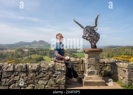 Scottish Borders, Regno Unito. 2 maggio 2024. 2 maggio 2024 Meteo, Arti Brandon Beck è un fabbro di successo con sede negli Scottish Borders, ma anche uno scultore di talento. Nella foto, con la sua ultima creazione di un drammatico busto di una mucca delle Highland realizzato con ferro di cavallo forgiato e rimodellato. Le sue opere saranno esposte alla mostra d'arte Art in Antrim, che si tiene questo fine settimana festivo ad Ancrum, negli Scottish Borders. Nella foto, si indossano i ritocchi finali prima che i lavori si svolgano alla mostra di questo fine settimana ad Ancrum. Crediti immagine: phil wilkinson/Alamy Live News Foto Stock