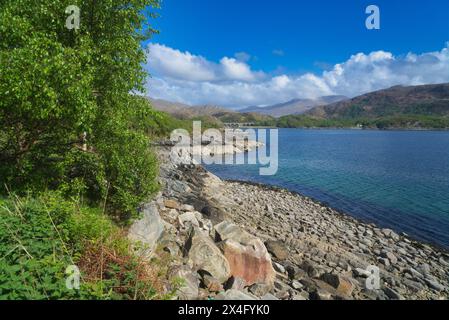 Guardando a est, sul Loch Nan Uamh, verso il Cairn del Principe Carlo di Bonnie. Vicino al villaggio di Lochailort, Highlands occidentali, Scozia Foto Stock