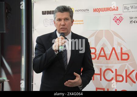 Non esclusiva: KIEV, UCRAINA - 30 APRILE 2024 - Ministro facente funzioni della cultura e della politica dell'informazione dell'Ucraina Rostyslav Karandieiev parla alla partecipazione Foto Stock