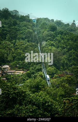 Penang, Malesia - 31 ottobre 2022: La funicolare di Penang Hill. Aperte nel 1923, le carrozze furono aggiornate nel 1977 e revisionate nel 2010. Foto Stock