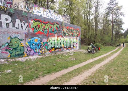Grafitti in un vecchio ponte ferroviario a Düppeler Forst a Berlino. Il sentiero della foresta è molto frequentato da escursionisti e ciclisti che vedono regolarmente artisti al lavoro Foto Stock