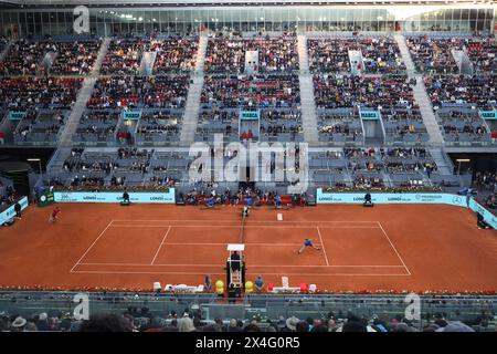 Madrid, Spagna. 2 maggio 2024. Il tennista ceco Jiri Lehecka (r) ha sconfitto il russo Daniil Medvedev, che ha dovuto ritirarsi, 6:4 nei quarti di finale del mutua Madrid Open. Crediti: Cesar Luis de Luca/dpa/Alamy Live News Foto Stock