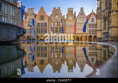 Città vecchia di Münster, riflesso di case a spioventi presso il cosiddetto Prinzipalmarkt - Germania Foto Stock