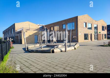 Parco giochi in legno per bambini nel cortile scolastico di una scuola elementare nel distretto di Triangel a Waddinxveen, nei Paesi Bassi. Foto Stock