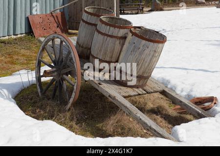 Vecchia carrozza di legno per il trasporto di merci con barili sulla sommità. Foto Stock