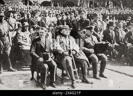 Da sinistra a destra, Adolf Hitler, 1889 – 1945. Politico tedesco, demagogo, rivoluzionario pantedesco, leader del partito nazista, Cancelliere di Germania e Führer della Germania nazista dal 1934 al 1945. Paul Ludwig Hans Anton von Beneckendorff und von Hindenburg, 1847 – 1934. Feldmaresciallo tedesco, statista e presidente della Germania, e Hermann Wilhelm Göring o Goering, 1893 – 1946. Politico tedesco, capo militare e criminale di guerra condannato. Visto qui nel 1933, quando Hitler era appena stato nominato nuovo cancelliere della Germania. Dalla Guerra nelle immagini, primo anno. Foto Stock