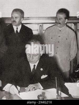 La firma del Patto Molotov-Ribbentrop, 23 agosto 1939. Da sinistra a destra, Vyacheslav Mikhaylovich Molotov, 1890 – 1986. Politico e diplomatico russo e poi sovietico. Ulrich Friedrich-Wilhelm Joachim von Ribbentrop, 1893 – 1946. Politico e diplomatico tedesco che ha servito come ministro degli affari Esteri della Germania nazista dal 1938 al 1945 e Joseph Vissarionovich Stalin, 1878 - 1953. Leader rivoluzionario e politico sovietico che guidò l'Unione Sovietica dal 1924 fino alla sua morte nel 1953. Il patto Molotov-Ribbentrop, ufficialmente il trattato di non aggressione tra la Germania A. Foto Stock