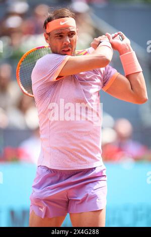 MADRID, SPAGNA - APRILE 29: Rafael Nadal, spagnolo, gioca un backhand shot contro Pedro Cachin, argentino, nel suo round di 32 partita durante il settimo giorno di Foto Stock