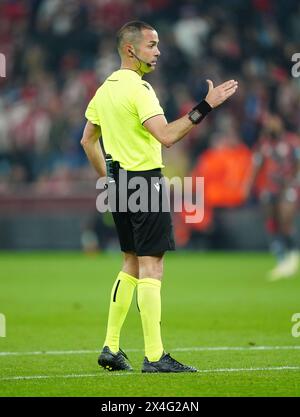 L'arbitro Marco Guida durante la semifinale della UEFA Conference League, partita di andata a Villa Park, Birmingham. Data foto: Giovedì 2 maggio 2024. Foto Stock