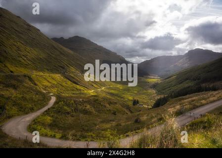 RIPOSA e SII GRATO sono le parole incise su una pietra vicino all'incrocio tra la A83 e la B828, collocate lì dai soldati che costruirono l'ambiente originale Foto Stock