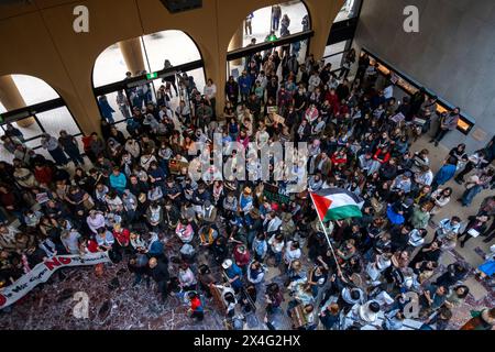 Una manifestazione di studenti filo-palestinesi nell'edificio Arts West dell'Università di Melbourne. Melbourne, Victoria, Australia. Foto Stock