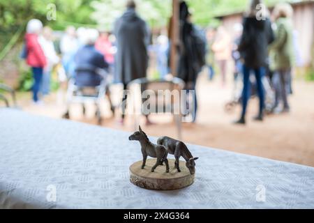 Heusweiler, Germania. 2 maggio 2024. Le figure degli asini si trovano su un tavolo. Un gruppo di anziani visita il Centro dell'asino di Neumühle, dove possono infarcare, spalmare e coccolare gli asini. Crediti: Oliver Dietze/dpa/Alamy Live News Foto Stock