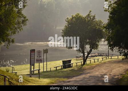 Autunno mattina su un fiume tranquillo Foto Stock