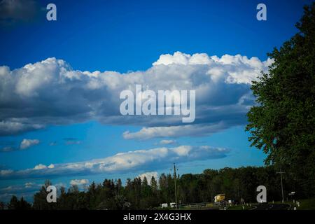 03.05.2024, Neukirchen an der Enknach, AUT, Unterwegs in Oberösterreich, Reportage, Symbolbild, Themenbild, Verschiedene Themenbilder, Wolkenstimmung, Gewitterwolken, im Bild Gewitterwolken am blauen Himmel, Wolkenstimmung, Gewitter, Gewitterzelle, *** 03 05 2024, Neukirchen an der Enknach, AUT, On the Road in Upper Austria, reportage, symbol picture, theme picture, various theme Pictures, atmosfera nuvolosa, tuoni, nell'immagine nuvole nel cielo blu, atmosfera nuvola, temporale, cella temporale, Foto Stock