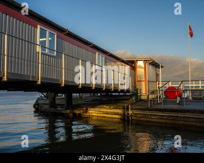 Molo per Red Jet, Cowes Harbour, Cowes, Isola di Wight, Inghilterra, REGNO UNITO, REGNO UNITO. Foto Stock