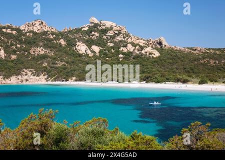 Sartène, Corse-du-Sud, Corsica, Francia. Vista dalla Cala di Roccapina alla spiaggia sabbiosa sotto la roccia del Leone di Roccapina. Foto Stock