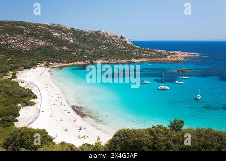 Sartène, Corse-du-Sud, Corsica, Francia. Ammira le cime degli alberi sulle sabbie bianche e le acque turchesi della Cala di Roccapina, yacht ancorati nella baia. Foto Stock