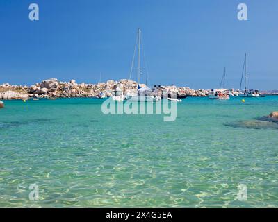 Riserva naturale delle Isole Lavezzi, Corsica del Sud, Francia. Vista sulle acque turchesi poco profonde di Cala Lazarina, l'isola di Lavezzu. Foto Stock