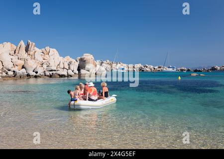 Riserva naturale delle Isole Lavezzi, Corsica del Sud, Francia. Escursione in gommone attraverso le limpide acque turchesi di Cala Lazarina, l'isola di Lavezzu. Foto Stock