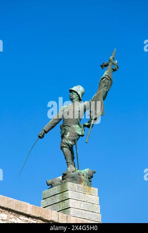 Bonifacio, Corse-du-Sud, Corsica, Francia. Statua di bronzo del guerriero, parte del memoriale di guerra della Legione straniera in Place de l'Europe. Foto Stock