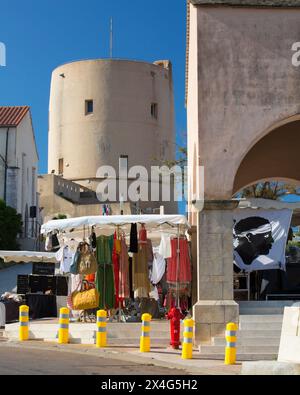 Bonifacio, Corse-du-Sud, Corsica, Francia. Vista da Place de l'Europe a Torrione, una torre di guardia restaurata del XV secolo, con mercato in primo piano. Foto Stock