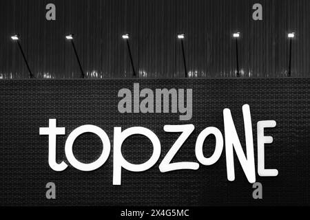 Logo Topzone Store, nuovo negozio di smartphone a da Lat Vietnam. Società di servizi e apparecchiature per reti e telecomunicazioni, rivenditore premium a Vietn Foto Stock