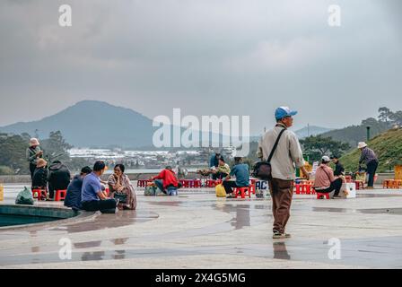 Visitatori di Lam Vien Square. La città di da Lat è Una popolare destinazione turistica situata nella provincia di Lam Dong del Vietnam. Foto di viaggio: 17 aprile 2024 Stree Foto Stock