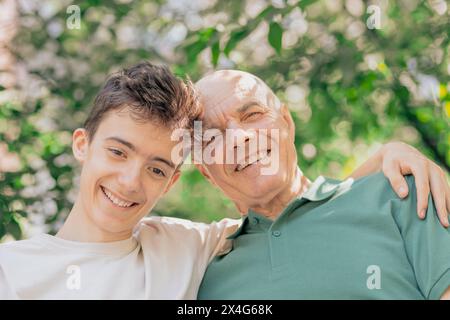 Ritratto di un uomo anziano con suo nipote Foto Stock