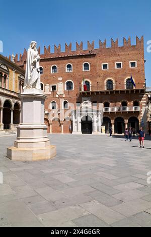 Verona Veneto Italia. Piazza dei signori con il monumento a Dante Foto Stock