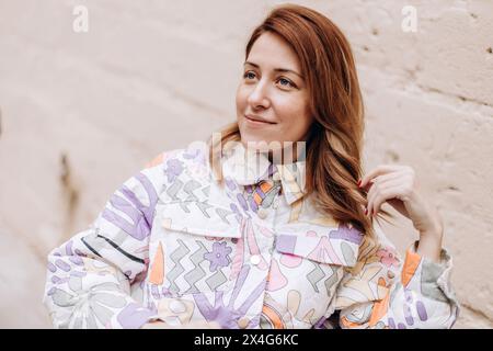 Ritratto di donna felice in abiti casual Foto Stock