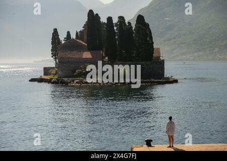 Donna in piedi di fronte al monastero cattolico di San Giorgio Foto Stock