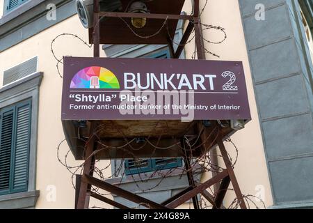 Cartello per Bunk'art 2 ex bunker anti-nucleare nel centro della città di Shtylla Place, Tirana, Albania, Europa Foto Stock