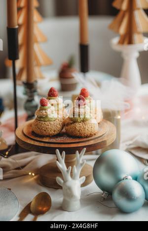 Holiday Magic: Parigi-Brest Delight on Table" Foto Stock