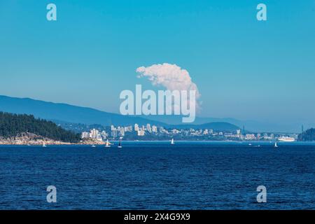 Paesaggio urbano di Vancouver con giganteschi incendi fumano nube dagli incendi di Kelowna nell'agosto 2023, British Columbia, Canada. Foto Stock